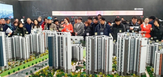 지난해 12월 분양된 위례 호반써밋 송파 Ⅰ·Ⅱ 견본주택의 모습. 이 단지는 700가구 모집에 2만3701명이 몰리며 평균 33.86대 1의 청약경쟁률을 기록했다. 전용면적 110.85㎡의 경우 6가구 모집에 237건이 접수돼 213대 1로 최고청약경쟁률을 기록하기도 했다.    호반건설 제공